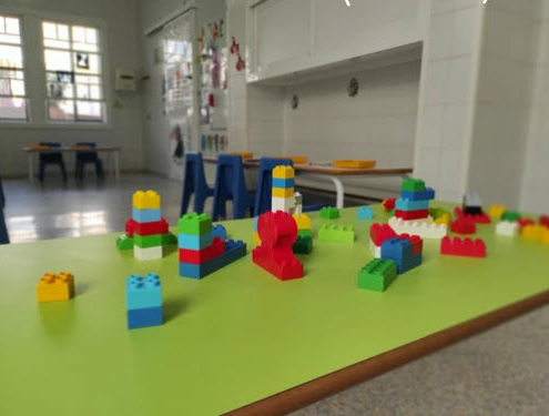 Imagen de la clase de los pulpos con juguetes sobre la mesa en primer plano