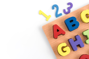 Letras de alfabeto de madera de colores varios números